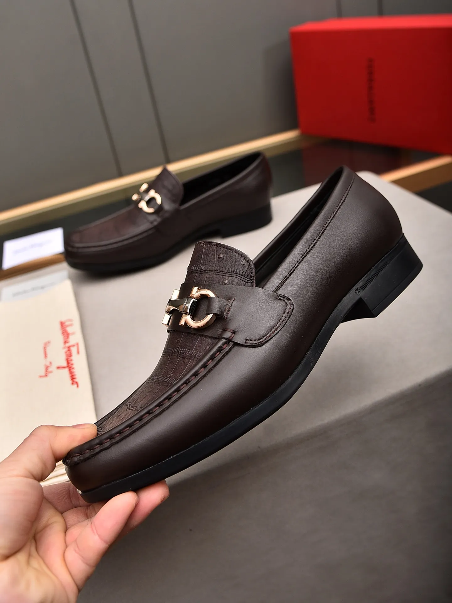 Men's shoes 💰: 460 [Original running volume and quality] Brand: Ferragamo (Ferragamo) Size: Men's size 38/44 (45 can be customized) Grade: Same style as the official website High-end quality men's shoes Material: Original first-layer calfskin Water-dyed cowhide lining Original outsole Style categories: Men's fashion formal business casual leather shoes Slip-on men's high-top series Young fashion European and American trends British style Casual matching Comfortable on the feet